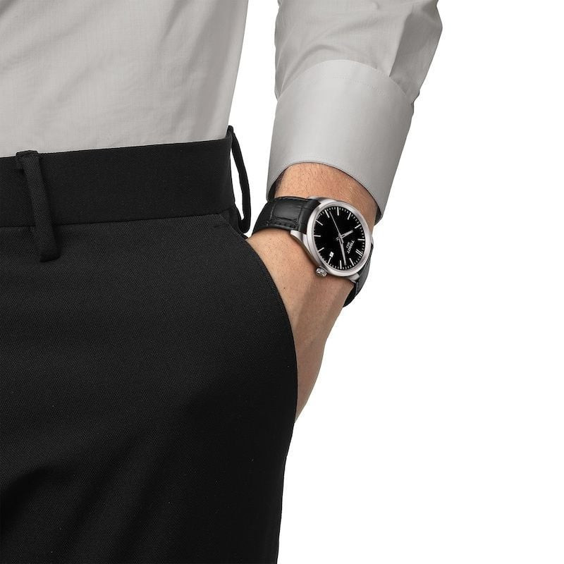 Montre Analogique Tissot Collection PR 100 Bracelet Cuir Noir portée au poignet en extérieur