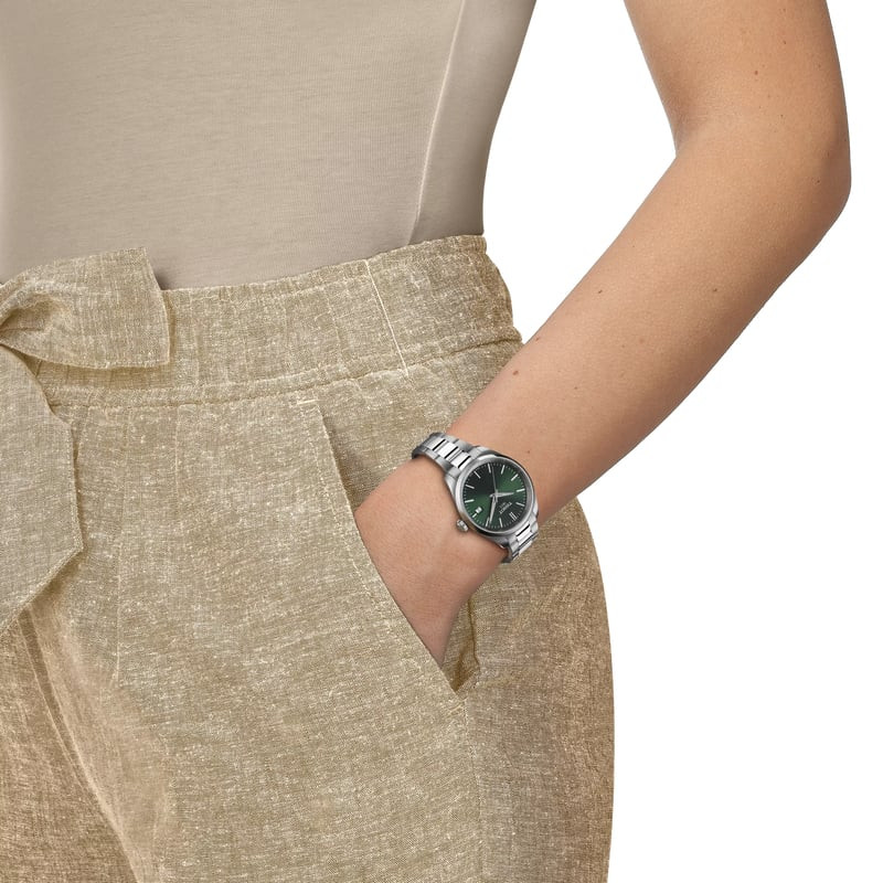 Montre Analogique TISSOT collection PR 100 bracelet acier gris portée au poignet dans un style de vi