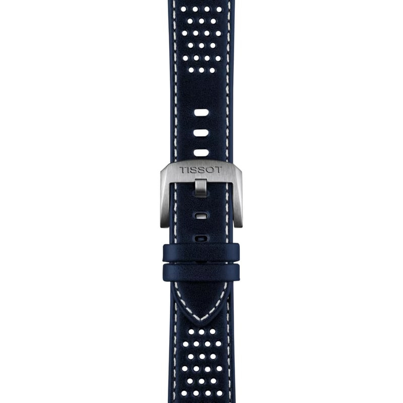 Gros plan sur le cadran bleu de la montre Tissot PR516 Powermatic 80 avec aiguilles et index lumines