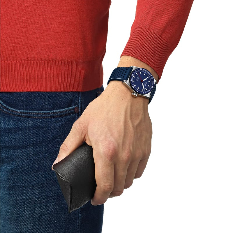 Tissot PR516 Powermatic 80 portée au poignet d'un homme en tenue décontractée