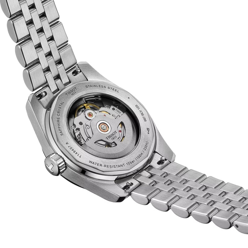 Détail en gros plan du cadran noir de la montre Tissot PR516 2094909 avec index et aiguilles.