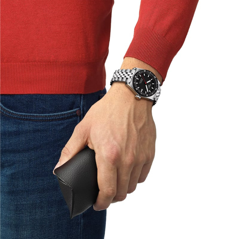 Photo lifestyle d'un homme portant la montre Tissot PR516 2094909 à son poignet dans un cadre décont