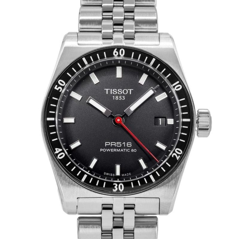 Packshot studio de la montre Tissot PR516 2094909 en angle montrant le cadran noir et le bracelet en