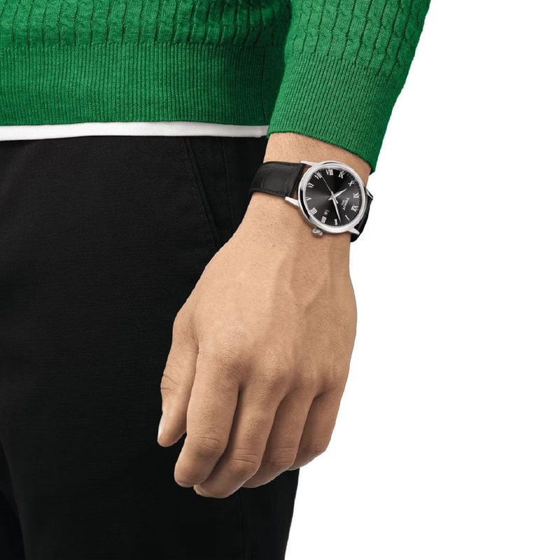 Montre Tissot Classic Dream 42mm au poignet avec tenue décontractée pour un usage quotidien.