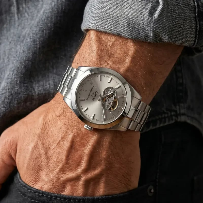 Montre Automatique TISSOT Collection Gentleman Open Heart bracelet acier gris portée au poignet dans