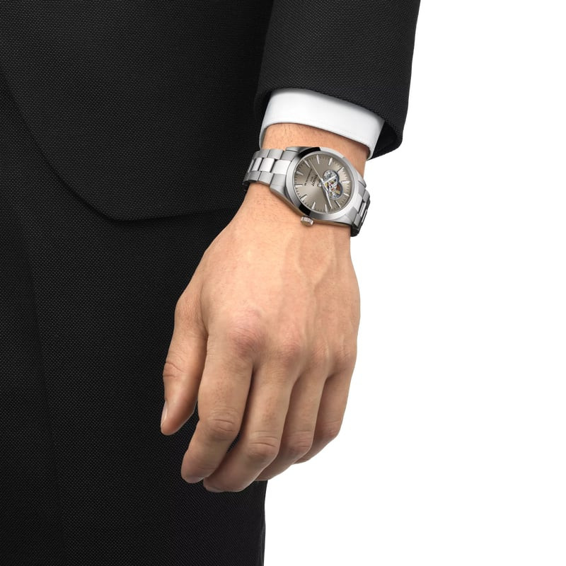 Montre Automatique TISSOT Collection Gentleman Open Heart bracelet acier gris portée au poignet d'un