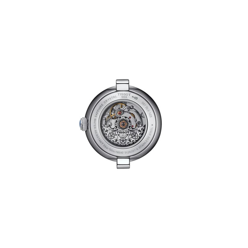 Gros plan du cadran de la montre Tissot Bellissima avec index romains, aiguilles bleues, guichet de 
