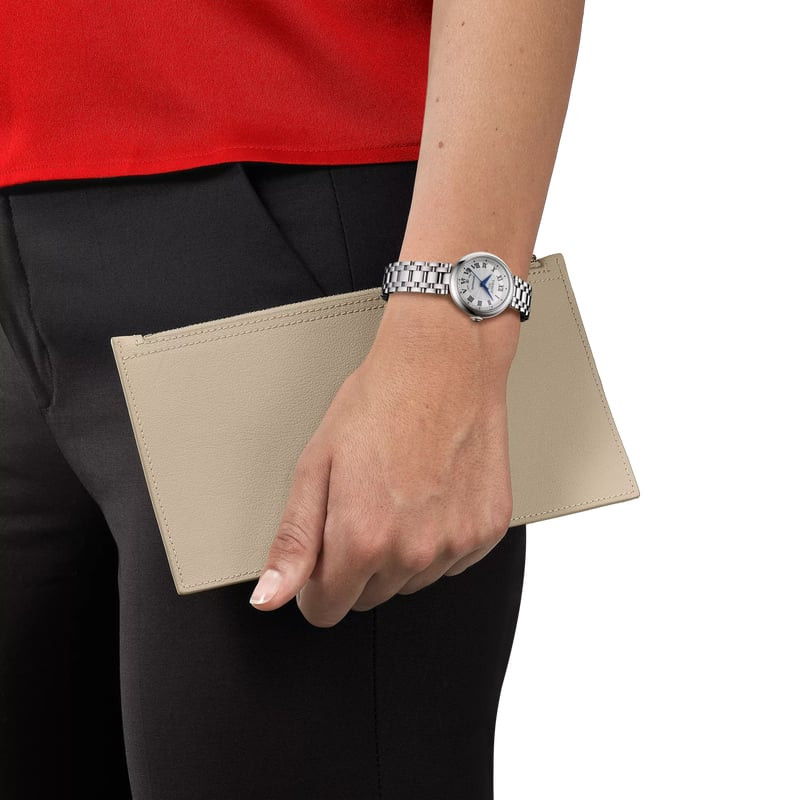 Photo lifestyle d'une femme portant la montre Tissot Bellissima Automatique au poignet, design éléga