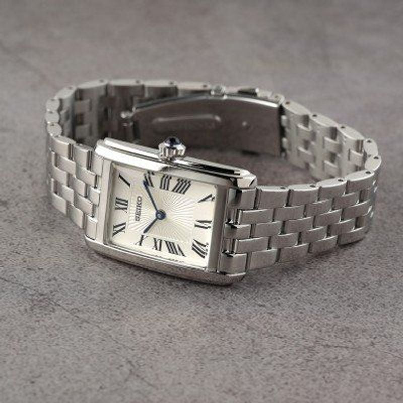 Montre Analogique SEIKO Collection Classic bracelet acier argenté en gros plan, ambiance raffinée