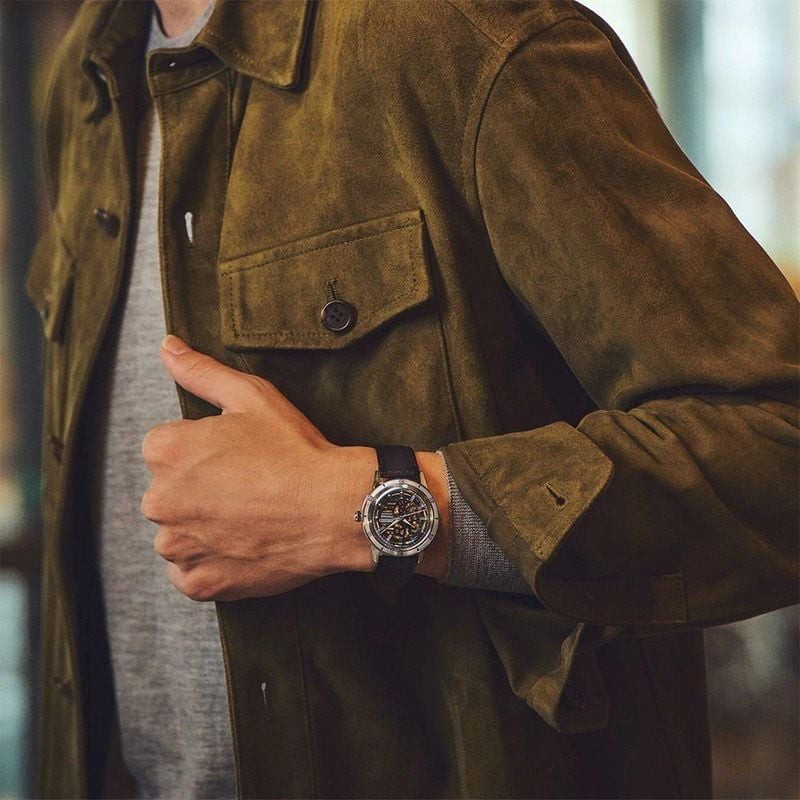 Seiko Presage Style60's SSA461J1 portée au poignet d'un homme dans un style de vie décontracté.