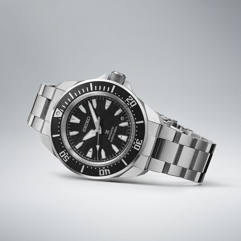 Photographie ambiante de la Montre Automatique SEIKO Collection Prospex Samurai bracelet acier.
