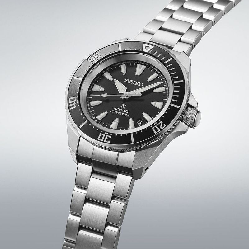 Montre Automatique SEIKO Collection Prospex Samurai bracelet acier dans un environnement urbain.