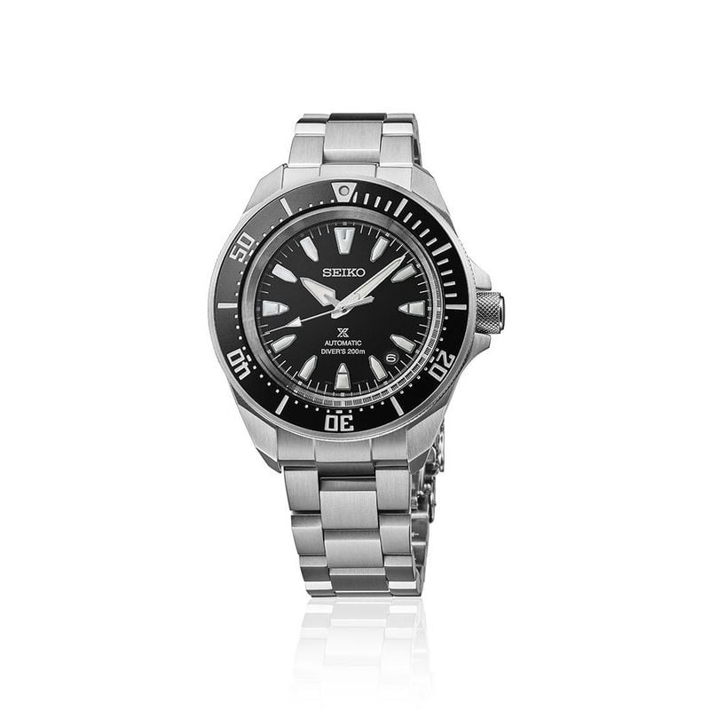Montre Automatique SEIKO Collection Prospex Samurai bracelet acier en packshot, cadran noir, lunette