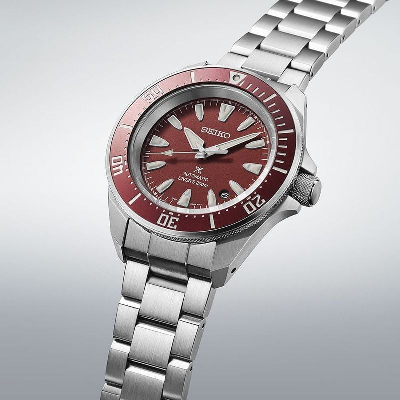 Montre Seiko 2094869 reposant sur une surface en bois avec palmes et masque de plongée en arrière-pl