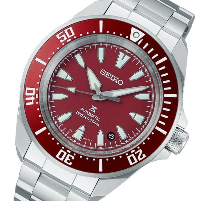 Gros plan du cadran rouge Seiko 2094869 avec aiguilles lumineuses, index appliqués et guichet de dat