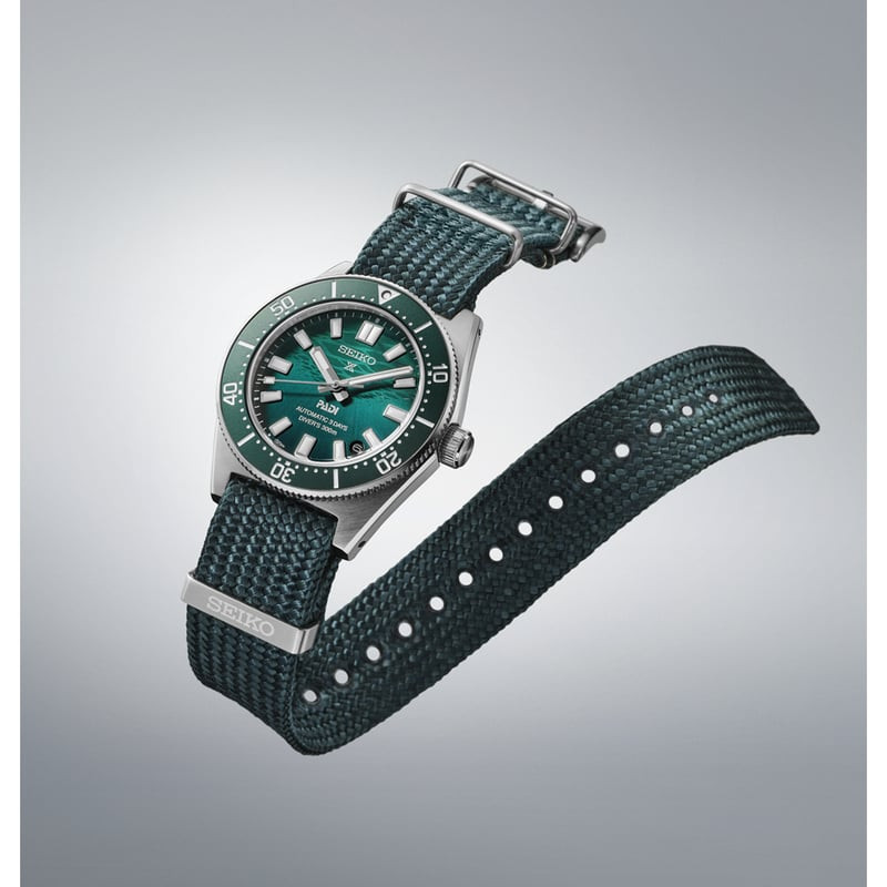 Montre Automatique Seiko collection Prospex PADI édition spéciale bracelet acier argent dans un déco