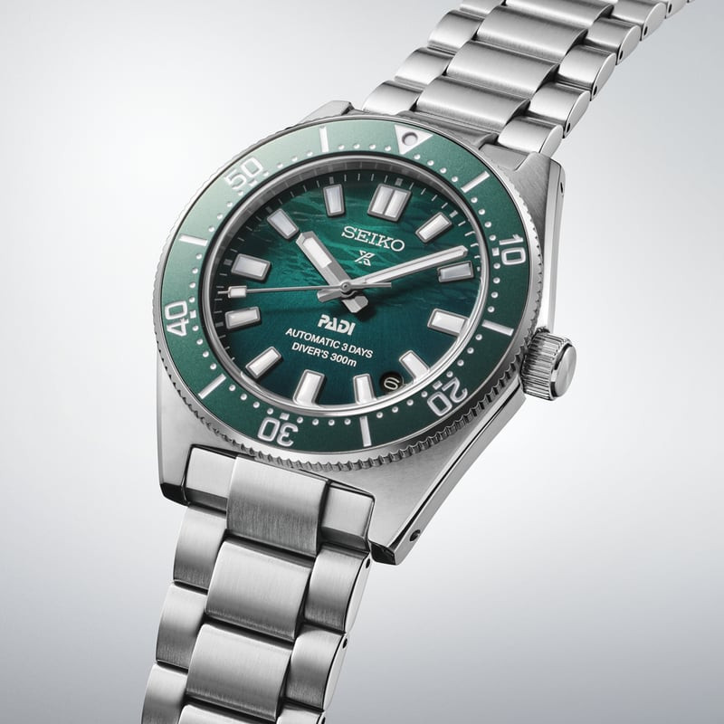 Montre Automatique Seiko collection Prospex PADI édition spéciale bracelet acier argent dans un envi