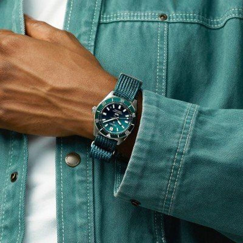 Montre Automatique Seiko collection Prospex PADI édition spéciale bracelet acier argent portée en me