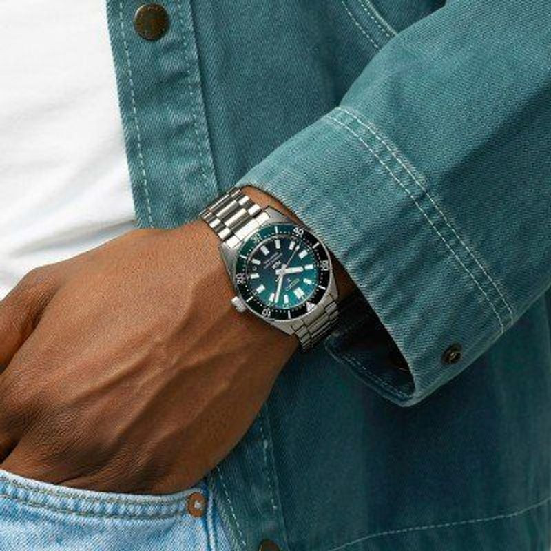 Montre Automatique Seiko collection Prospex PADI édition spéciale bracelet acier argent portée au po