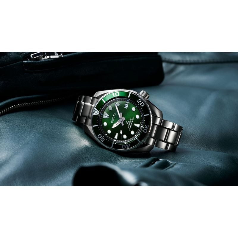 Montre de plongée Seiko Prospex SPB103J1 Sumo portée au poignet dans l'eau de mer, cadran vert et ai