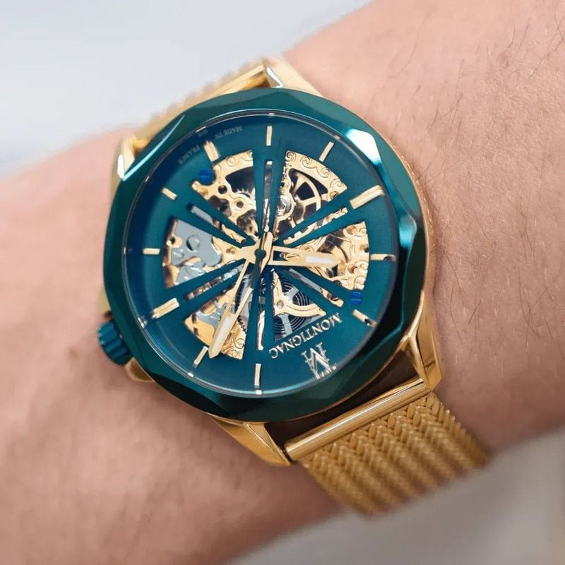 Photo lifestyle de la montre automatique homme Montignac 2094853 portée au poignet, complétant une t