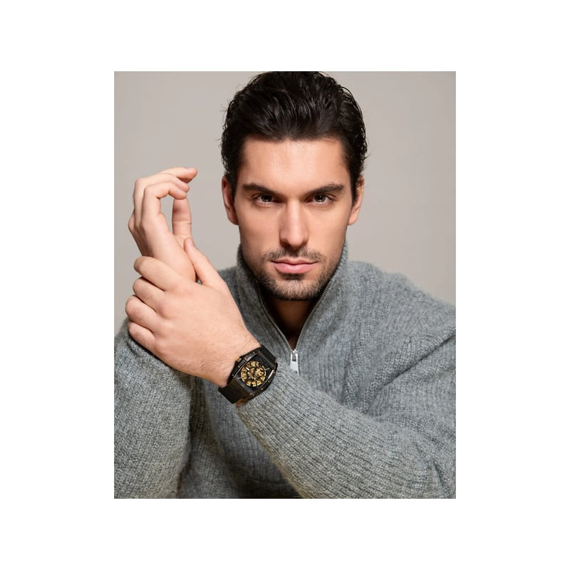 Montre Automatique MONTIGNAC Collection Paladin Bracelet acier noir portée au poignet, style de vie 