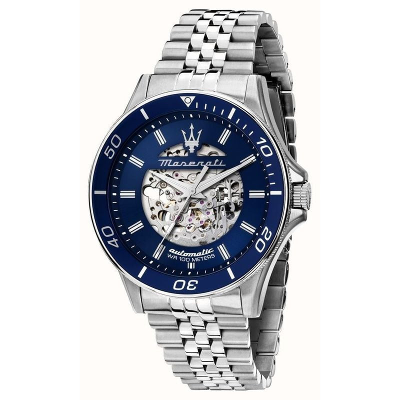 Montre Maserati Sfida Automatic avec cadran squeletté bleu et bracelet acier sur fond blanc.