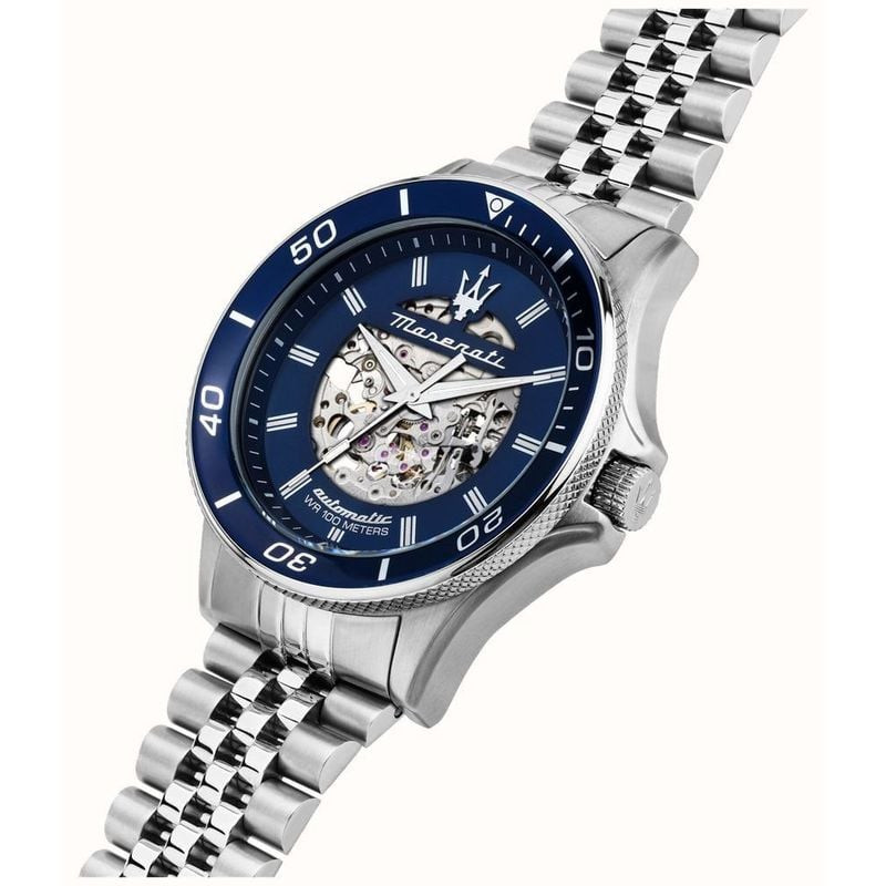 Vue latérale de la montre Maserati Sfida Automatic avec lunette bleue et bracelet en acier inoxydabl