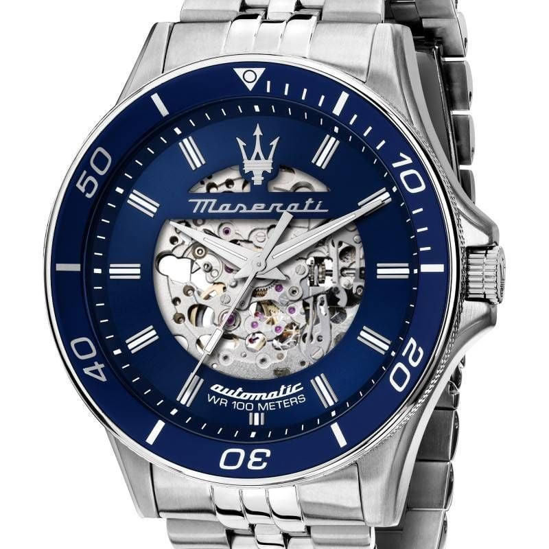 Gros plan du cadran squelette de la Maserati Sfida Automatic montrant le mouvement automatique et le