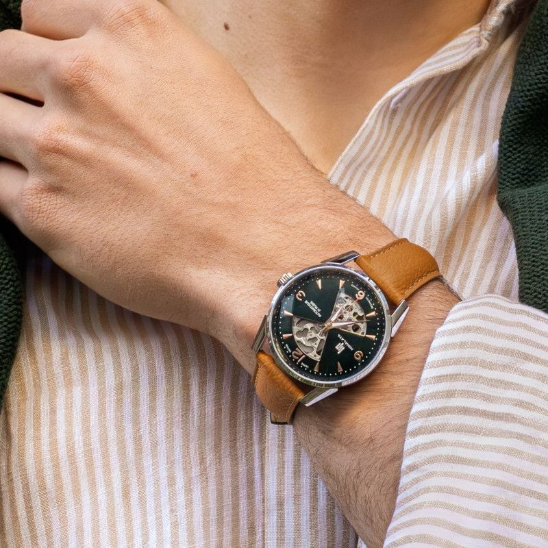 Montre automatique LIP Himalaya portée au poignet, ambiance lifestyle, design élégant aux tons chaud