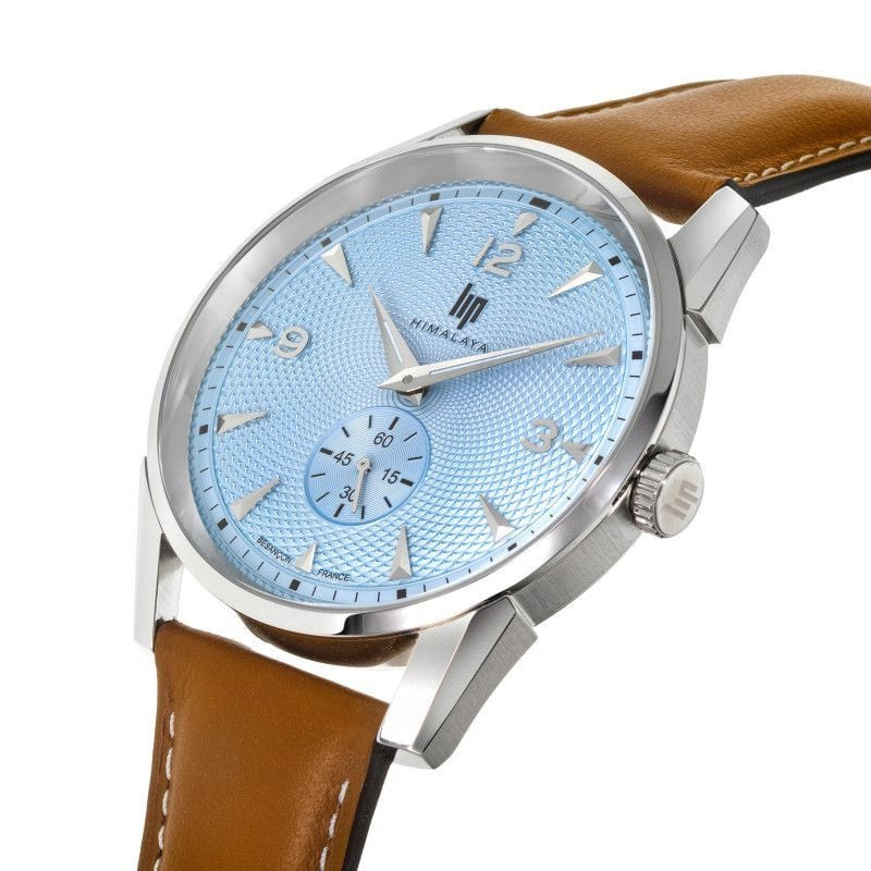 Montre LIP Himalaya 40 mm vue en angle, boîtier acier brossé et bracelet cuir camel à surpiqûres bla