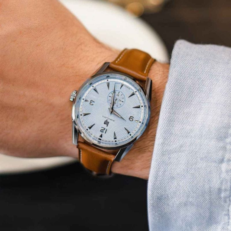 Photo lifestyle d'un homme portant la montre LIP Himalaya 40 mm au poignet, complétant une tenue déc