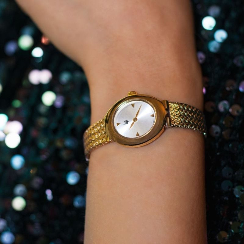 Montre de joaillerie à quartz LIP collection Juliette bracelet maille milanaise dorée portée au poig