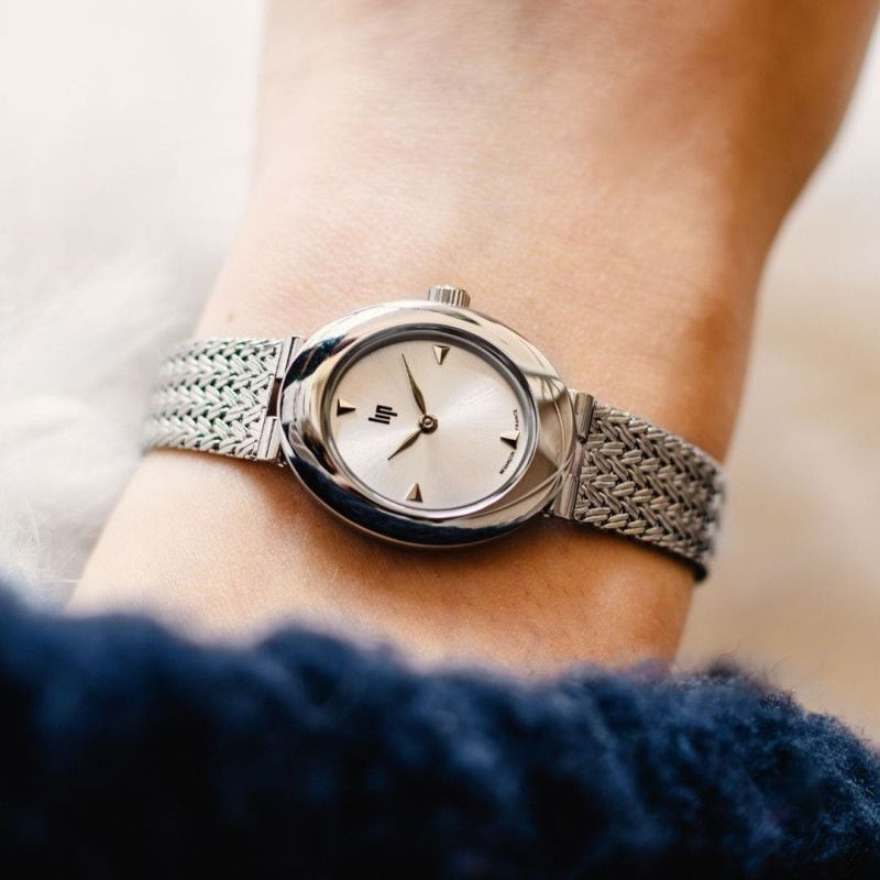 Montre analogique LIP Juliette Milanais bracelet acier inoxydable argenté portée élégamment au poign