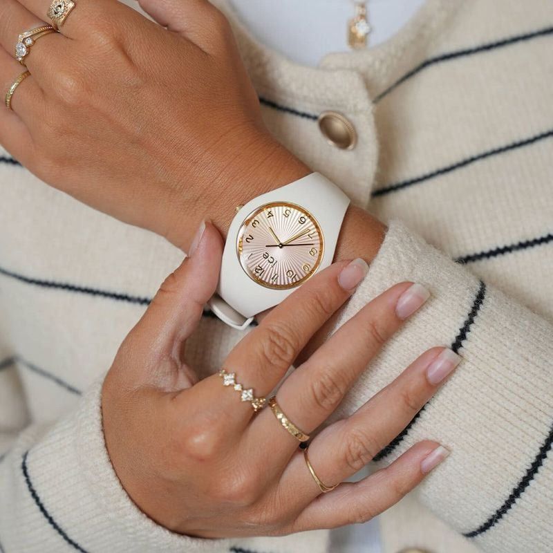 Femme portant la Montre Analogique ICE WATCH Collection Champagne Bracelet Silicone Beige à son poig