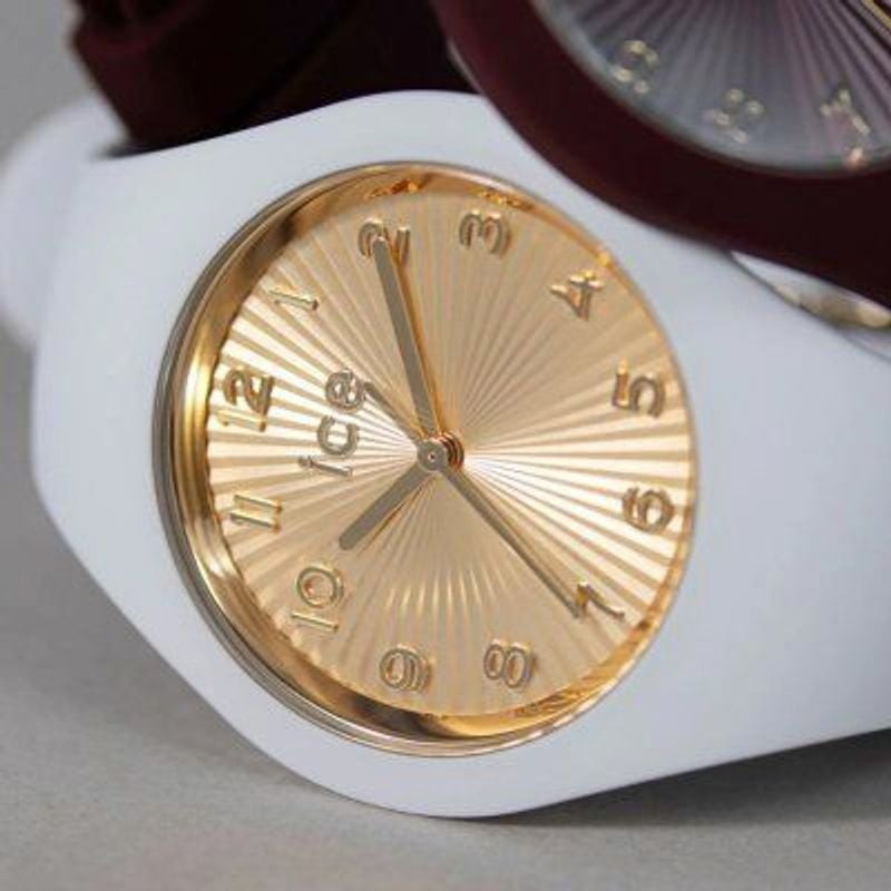 Photo lifestyle de la montre Ice-Watch ICE Champagne Or Blanc 2062324 posée sur une surface élégante