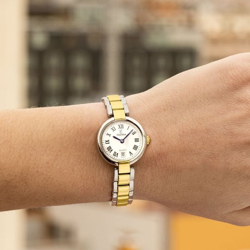 Vue lifestyle de la Montre analogique Festina collection Mademoiselle F20785/1, bracelet en acier in
