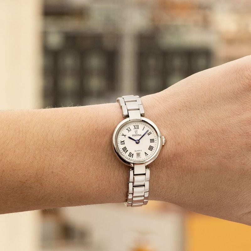 Femme portant la montre analogique Festina Calypso collection Mademoiselle F20784/2, bracelet acier 