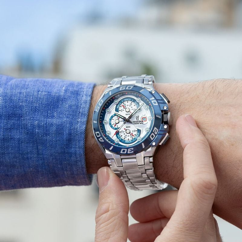 Montre chronographe homme Festina Chrono Bike F20754/1 bracelet acier inoxydable portée au poignet d