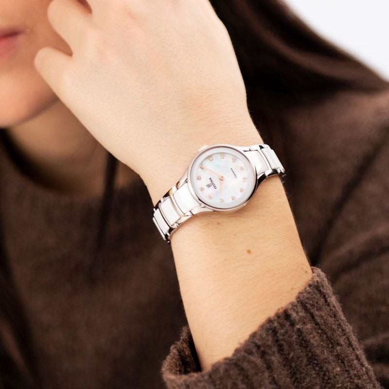 Montre femme Festina 2093487 en céramique portée au poignet, idéale pour un usage quotidien.