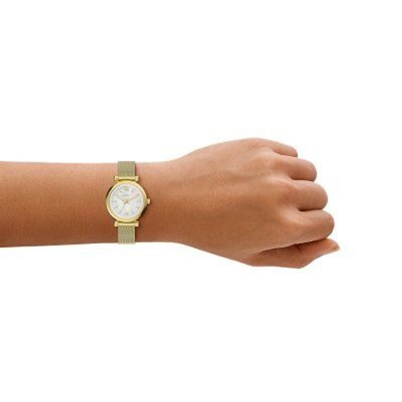 Montre Analogique Fossil Collection Carlie Mini bracelet acier doré au poignet d'une femme
