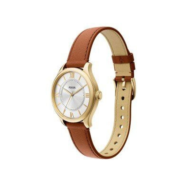 Photo d'ambiance de la montre Fossil Gilmore ES5423 sur une table en bois, lumière chaude et douce.