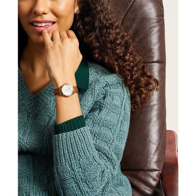 Photo lifestyle du poignet d’une femme portant la Fossil Gilmore ES5423 avec une tenue élégante et d