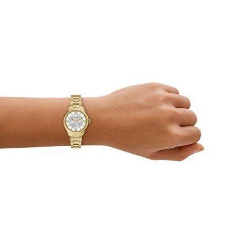 Montre Analogique FOSSIL collection Gilmore bracelet acier doré portée au poignet, style raffiné.