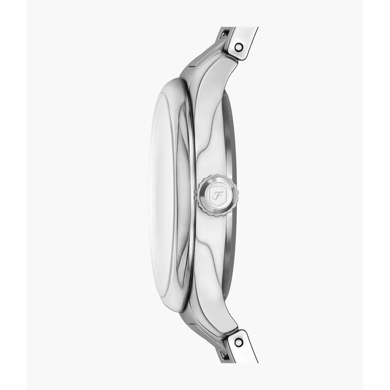 Gros plan sur le fermoir du bracelet et les maillons en acier inoxydable poli de la montre Fossil Gi