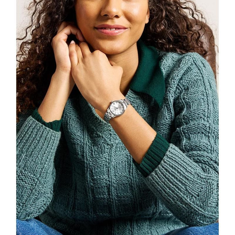 Femme portant la montre en argent Fossil Gilmore ES5419 avec une tenue chic en lumière naturelle