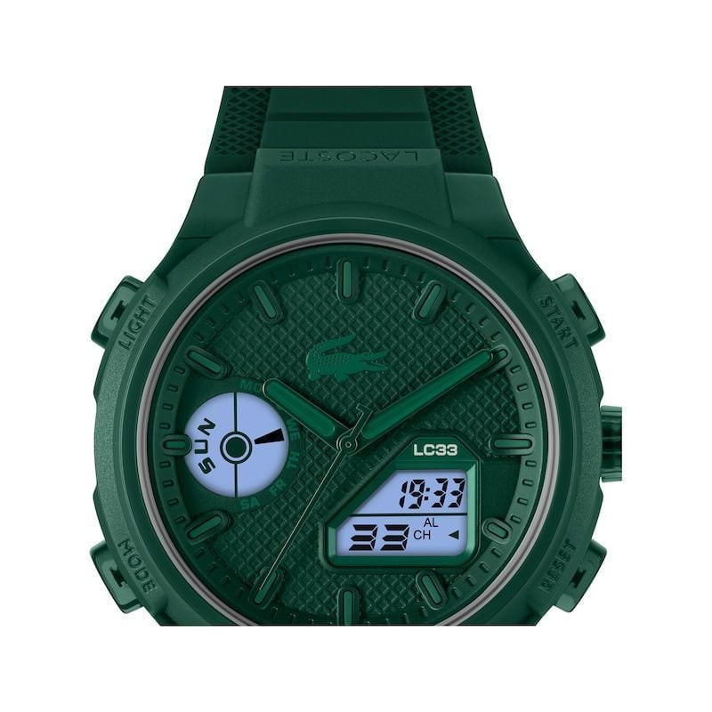 Gros plan du cadran de la montre hybride LACOSTE LC33 avec texture vert petit piqué et sous-cadrans 