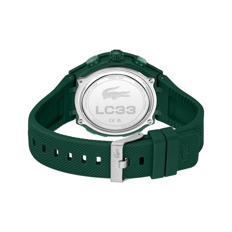 Scène de table ambiante montrant la montre hybride verte LACOSTE LC33 avec un décor minimaliste mode