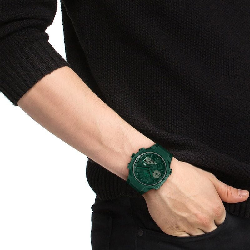 Photo lifestyle d'un homme portant la montre hybride verte LACOSTE LC33 au poignet avec une tenue dé