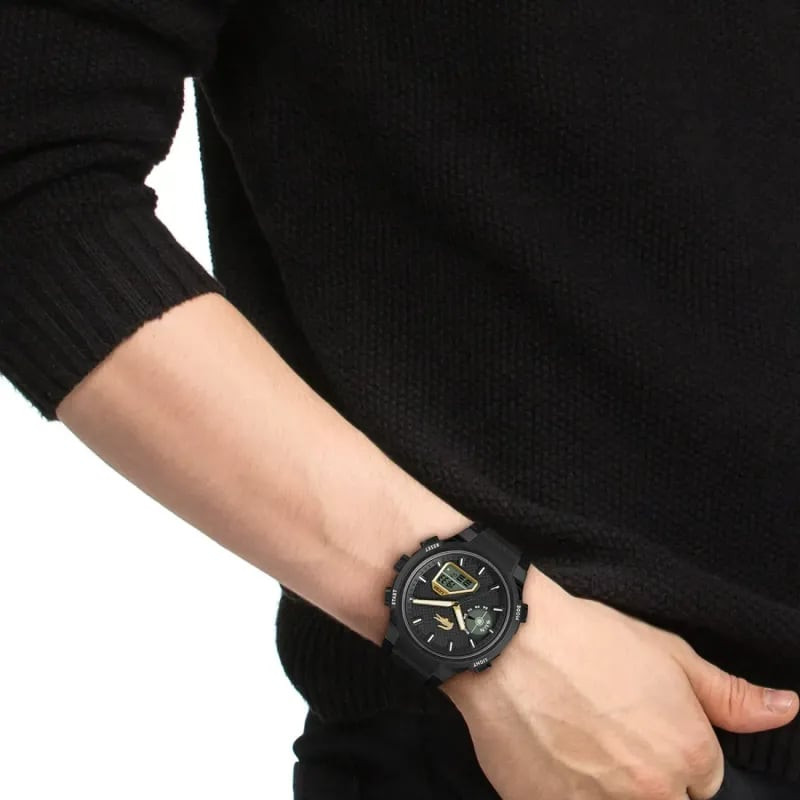 Montre Digitale et Analogique LACOSTE collection LC33 bracelet silicone noir portée au poignet